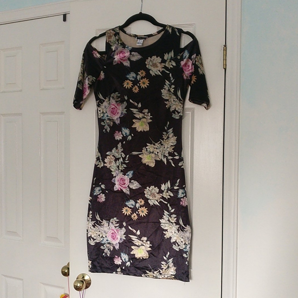 3/$30 Suzy Shier Cold Shoulder Velvet Floral Dress